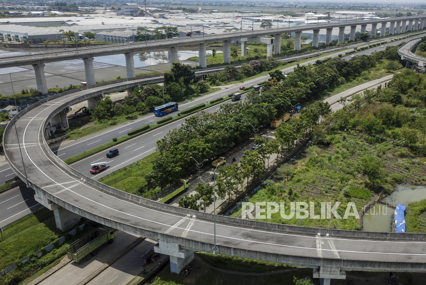 Foto udara gerbang keluar Jalan Tol Purbaleunyi di KM 149, Gedebage, Kota Bandung, Rabu (11/1/2023). Gubernur Jawa Barat Ridwan Kamil mengatakan, pihaknya bersama Kementerian PUPR tengah merapatkan pembukaan akses KM 149 guna meminimalisir kemacetan menuju Masjid Raya Al Jabbar serta penggunaan kebutuhan darurat di kawasan Stadion Gelora Bandung Lautan Api (GBLA).