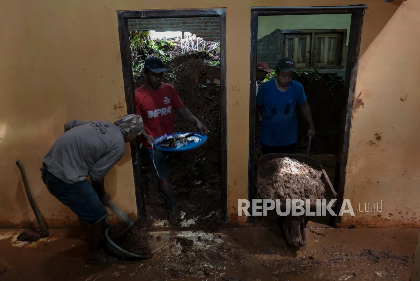 Sejumlah warga membersihkan material longsor yang menimbun rumah warga (ilustrasi)