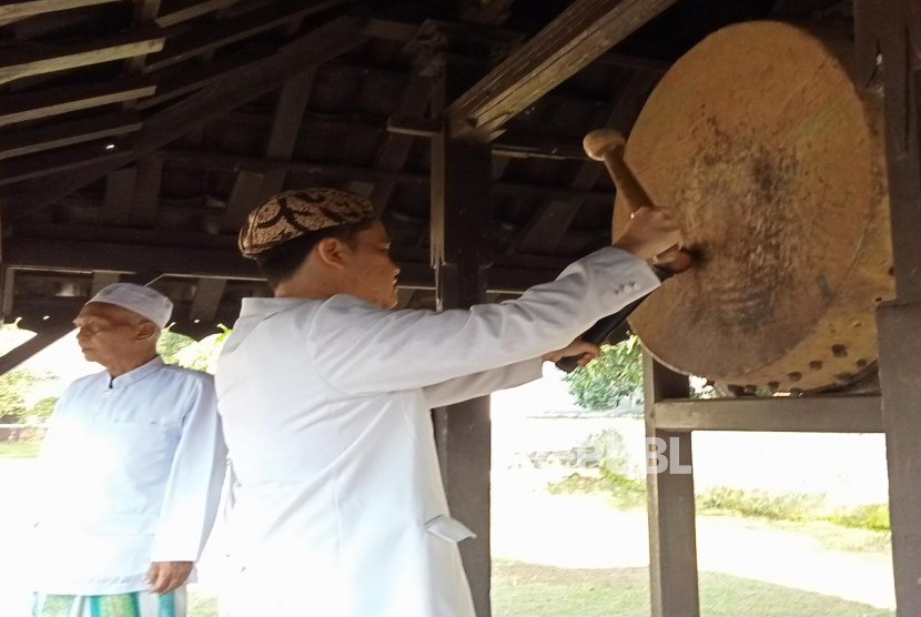 Pangeran Patih Keraton Kasepuhan Cirebon Pangeran Raja Muhammad Nusantara menabuh beduk saat tradisi dlugdag di Keraton Kasepuhan Cirebon, yang menandai dimulainya bulan Ramadhan, Rabu (22/3/2023). 