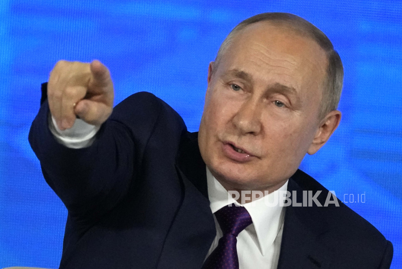  Presiden Rusia Vladimir Putin memberi isyarat saat berbicara selama konferensi pers tahunannya di Moskow, Rusia, Kamis, 23 Desember 2021.