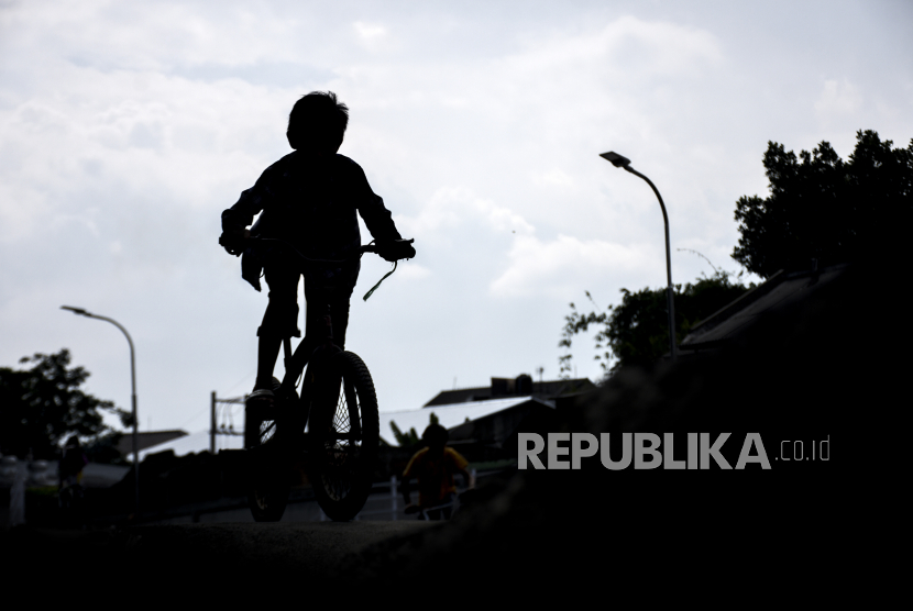 Seorang anak bermain sepeda di area trek sepeda pada proyek pembangunan ruang terbuka hijau (RTH) di Binong, Kecamatan Batununggal, Kota Bandung, Selasa (12/7/2022). Pandemi Covid-19 dan perang Ukraina menurunkan HDI tahun 2020 dan 2021.