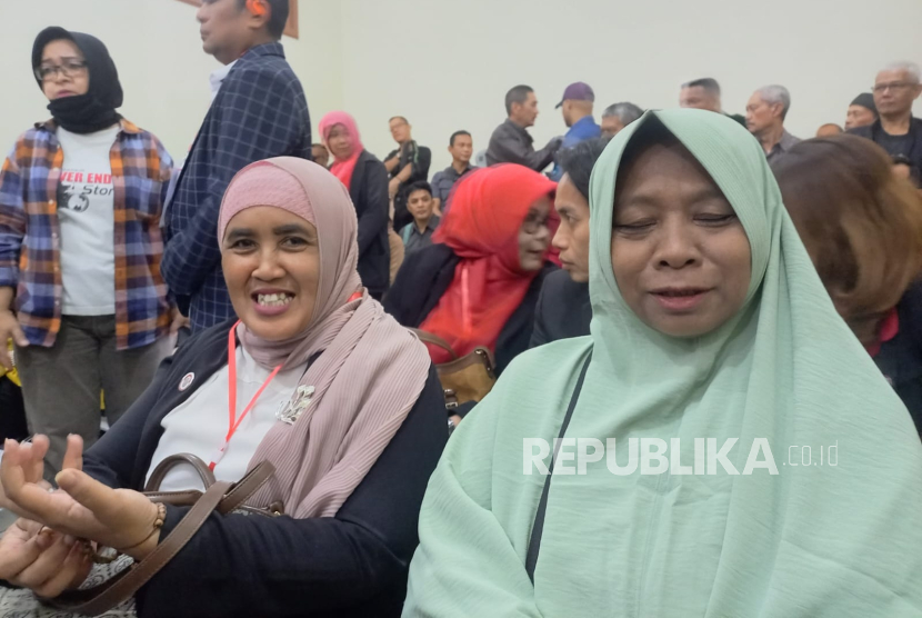 Kartini dan Rudi Irawan orang tua Pegi Setiawan, puluhan pengacara dan simpatisan berada di Pengadilan Negeri Bandung untuk mengikuti sidang praperadilan gugatan tersangka Pegi Setiawan, Senin (1/7/2024). 