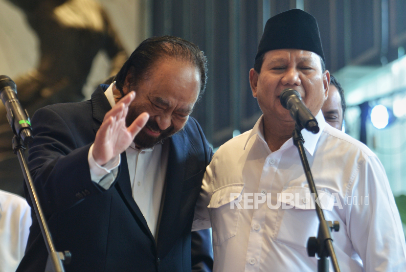 Presiden terpilih Prabowo Subianto bersama Ketua Umum DPP Partai Nasdem Surya Paloh menyampaikan keterangan pers di Nasdem Tower, Jakarta Pusat, Jumat (22/3/2024).