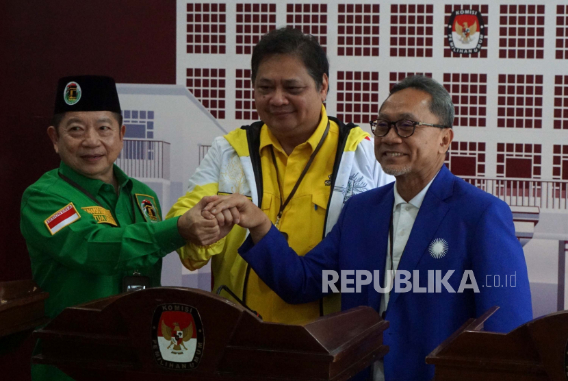 Ketua Umum DPP Partai Golkar Airlangga Hartarto (tengah), Ketua Umum DPP PAN Zulkifli Hasan (kanan), dan Ketua Umum DPP PPP Suharso Monoarfa (kiri) bertumpu tangan bersama usai melakukan Pendaftaran Partai Politik Calon Peserta Pemilu tahun 2024 di Gedung KPU, Jakarta, Rabu (10/8/2022). Koalisi Indonesia Bersatu (KIB) yang terdiri dari Partai Golkar, PAN dan PPP telah resmi mendaftar sebagai calon peserta Pemilu 2024 ke KPU. Prayogi/Republika