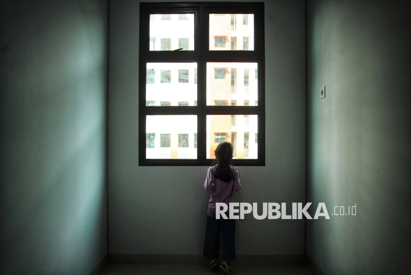 Seorang anak melihat keluar ruangan saat mengunjungi salah satu unit rumah di Rumah Susun Jagakarsa, Jakarta, Kamis (8/5/2025). Pemprov DKI Jakarta meresmikan rusun baru Jagakarsa yang terdiri dari tiga tower, 16 lantai berisi 723 unit hunian sebagai tempat tinggal bagi masyarakat berpenghasilan rendah serta relokasi warga yang terdampak pembebasan lahan normalisasi sungai Ciliwung.