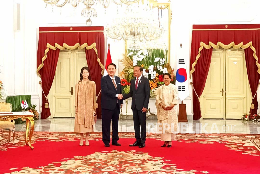 Presiden Jokowi saat melakukan pertemuan bilateral dengan Presiden Republik Korea Yoon Suk Yeol di Istana Merdeka, Jakarta, Jumat (8/9/2023).