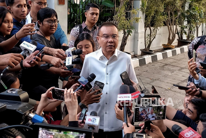 Ketua Harian DPP Partai Gerindra Sufmi Dasco Ahmad memberikan keterangan di Jalan Kertanegara, Jakarta Selatan, Jumat (7/6/2024).