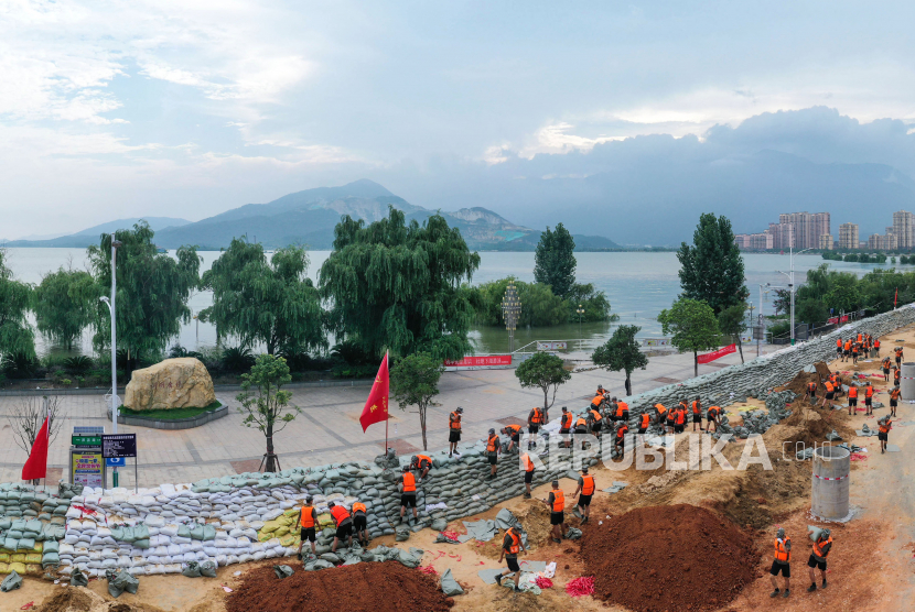  Banjir di Cina (ilustrasi). Hujan deras dalam beberapa hari terakhir menyebabkan banjir di beberapa provinsi di wilayah timur dan selatan Cina, bahkan di Provinsi Jiangxi bencana tersebut telah berdampak terhadap aktivitas harian 293 ribu warga. Sebanyak 10 ribu warga di wilayah timur Cina itu telah dievakuasi ke tempat aman pada Ahad (7/5/2023).