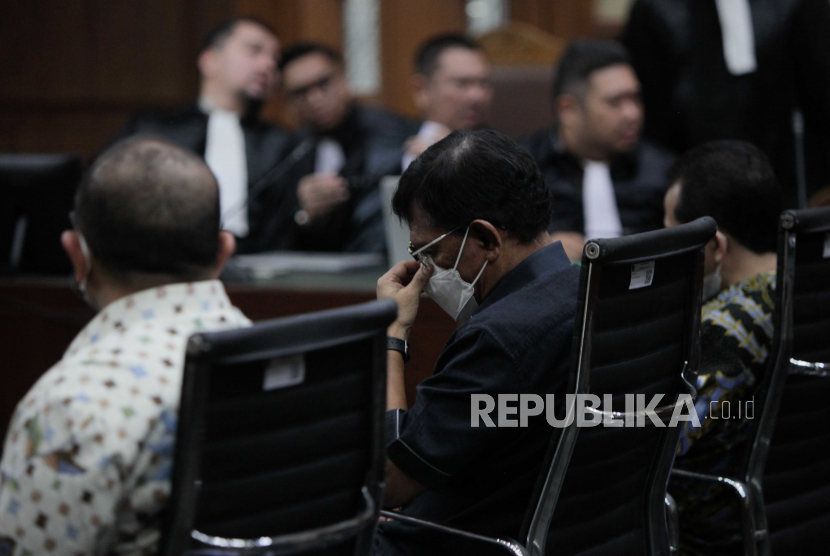 Terdakwa dugaan kasus korupsi proyek pengadaan base transceiver station (BTS) 4G Kominfo Johnny G Plate (tengah) bersama Anang Achmad Latif (kiri) dan Yohan Suryanto saat menjalani sidang di Pengadilan Tipikor, Jakarta, Selasa (18/7/2023). Pada sidang beragendakan pembacaan putusan sela tersebut majelis hakim menolak eksepsi seluruh terdakwa terkait kasus dugaan korupsi proyek pengadaan BTS 4G Kominfo yang merugikan negara sebesar Rp 8 triliun.