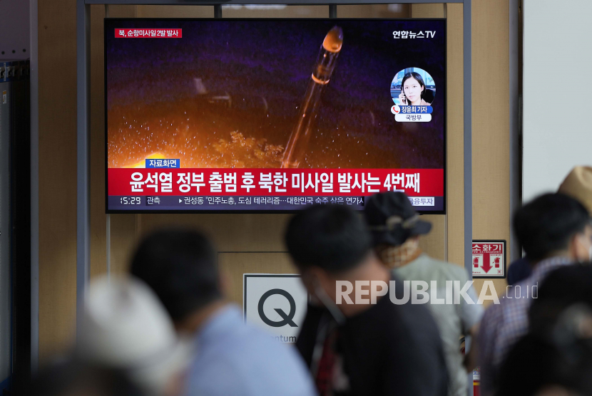 Layar TV yang menampilkan program berita yang melaporkan peluncuran rudal Korea Utara dengan file gambar, terlihat di Stasiun Kereta Api Seoul di Seoul, Korea Selatan, Rabu, 17 Agustus 2022. 