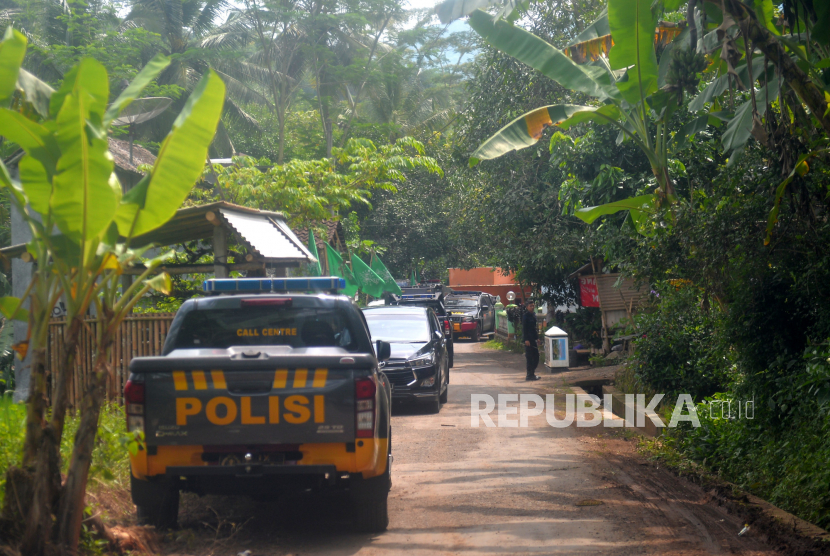 Tim Kantor Staf Presiden (KSP) mendatangi warga Desa Wadas, Kecamatan Bener, Purworejo, Jawa Tengah pada Ahad (13/2/2022) untuk menindaklanjuti insiden kekerasan terhadap masyarakat setempat. (Foto: Kendaraan Kepolisian parkir di Desa Wadas, Purworejo, Jawa Tengah)