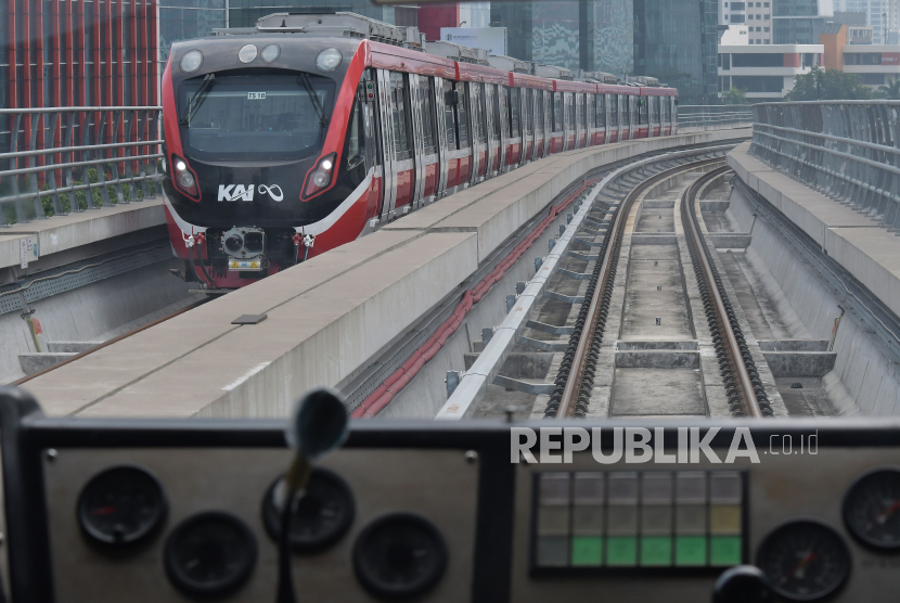 Kereta LRT (Light  Rail Transit) melintas di Jakarta, Senin (17/7/2023). Kementerian Perhubungan (Kemenhub) memutuskan menghentikan uji coba operasional terbatas LRT Jabodebek (Jakarta Bogor Depok Bekasi) mulai hari ini hingga 20 Juli 2023 karena perlu ada penyempurnaan pada sistem software LRT.  