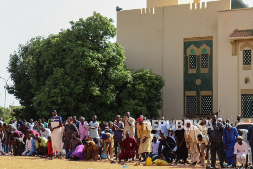   Supporters of the junta pray for peace and for the soldiers of Niger during a special prayer session at the Mosque in Niamey, Niger, 04 August 2023. Deposed Niger President Mohamed Bazoum, held captive in Niamey, expressed his concern at the risk of a rebound in terrorism in the region if the putsch succeeded. On 26 July General Abdourahamane Tchiani declared himself the new leader of Niger, after a coup against democratically elected President Bazoum.  