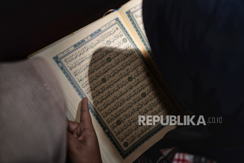 ILUSTRASI Muslimah membaca Alquran. Maimunah adalah istri terakhir Rasulullah SAW.