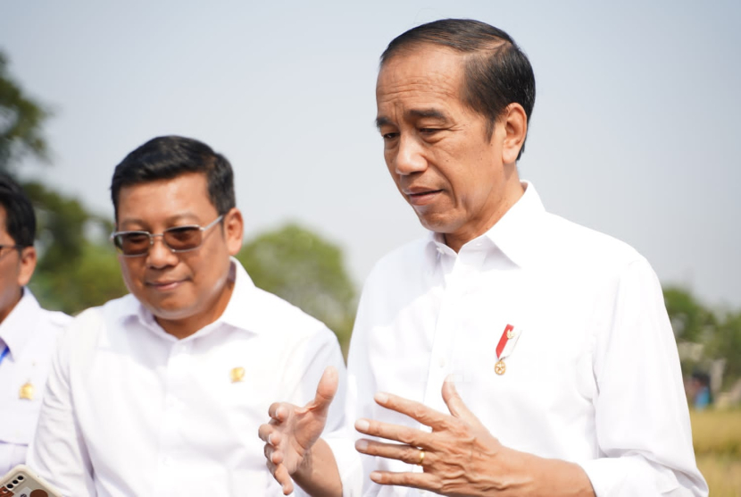 Plt. Menteri Pertanian Arief Prasetyo, mendampingi Presiden Joko Widodo.