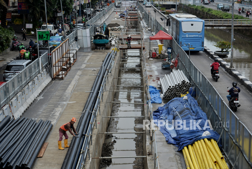 Pekerja beraktivitas di area proyek pembangunan MRT Jakarta fase 2A CP 203 Stasiun Glodok dan Kota, di kawasan Glodok, Jakarta. Tiga halte Transjakarta direlokasi karena terkena proyek pembangunan MRT Fase 2A.