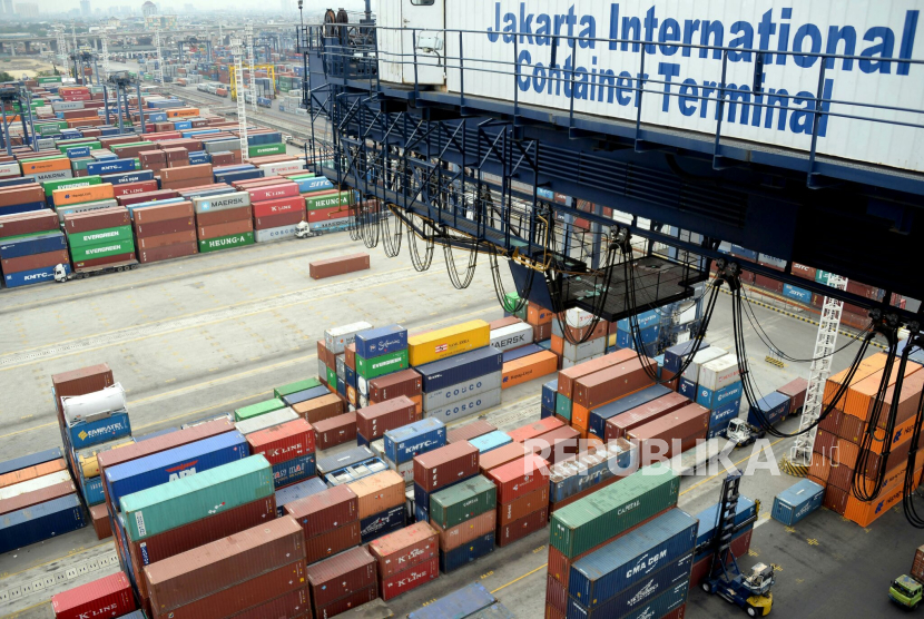 Surplus neraca perdagangan Indonesia pada periode Januari-Februari tahun ini mencapai 2,87 miliar dolar AS.