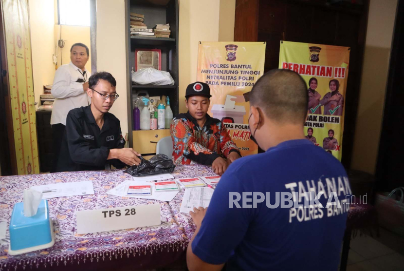 Tahanan rutan Polres Bantul dan polsek di Kabupaten Bantul menggunakan hak pilihnya saat pemungutan suara Pemilu 2024, Rabu (14/2/2024).