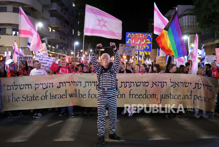 Puluhan ribu warga Israel terus berdemonstrasi pada Sabtu (4/3/2023) menentang rencana kontroversial Perdana Menteri Benjamin Netanyahu untuk merombak sistem hukum.