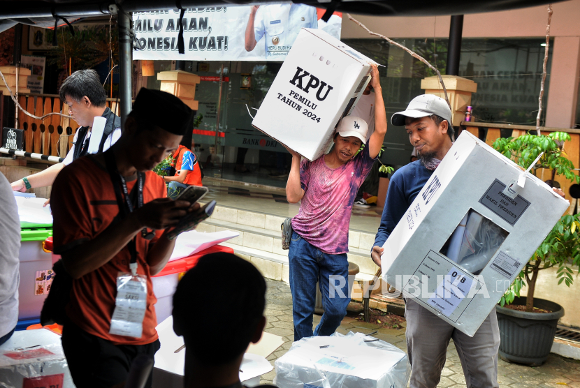 Anggota KPPS membawa kotak suara untuk dilakukan rekap penghitungan surat suara dari seluruh TPS di Kecamatan Kebayoran Lama, Jakarta Selatan, Senin (19/2/2024). 