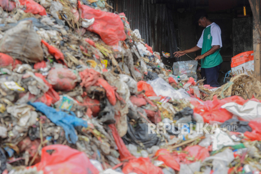 Pemulung memilah sampah di Tempat Pembuangan Sampah (TPS) Pasar Kemiri, Depok, Jawa Barat.