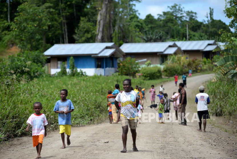 Suku Moi Sorong: Aktivitas warga suku Moi di Desa Kampung Klayas, Distrik Saget, Sorong, Papua (3/6). Wilayah suku Moi Mencakup tiga wilayah administrasi Sorong daratan (Kota Sorong dan Kabupaten Sorong dan Sorong Selatan), juga mencakup Raja Ampat. Yasin Habibi/ Republika