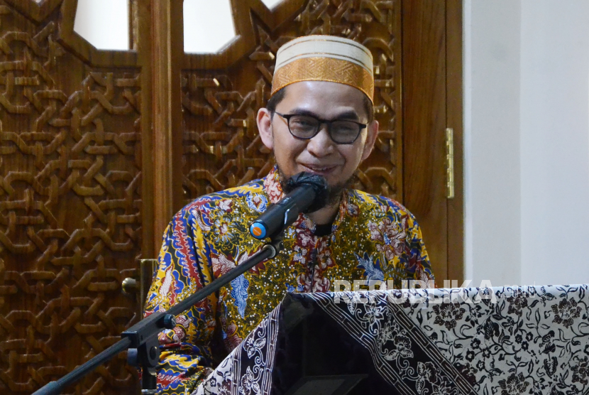 Ustaz Adi Hidayat. Belum lama ini dia berceramah tentang karakter pemimpin.