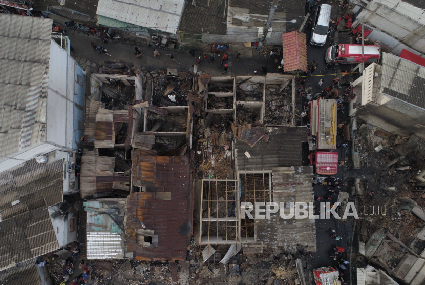 Foto udara pemukiman penduduk terdampak kebakaran disekitar Depo Pertamina Plumpang, Koja Jakarta Utara. Api yang besar dan kondisi cuaca yang buruk membuat angin mengembuskan api ke wilayah pemukiman warga Sabtu (4/4/2023).