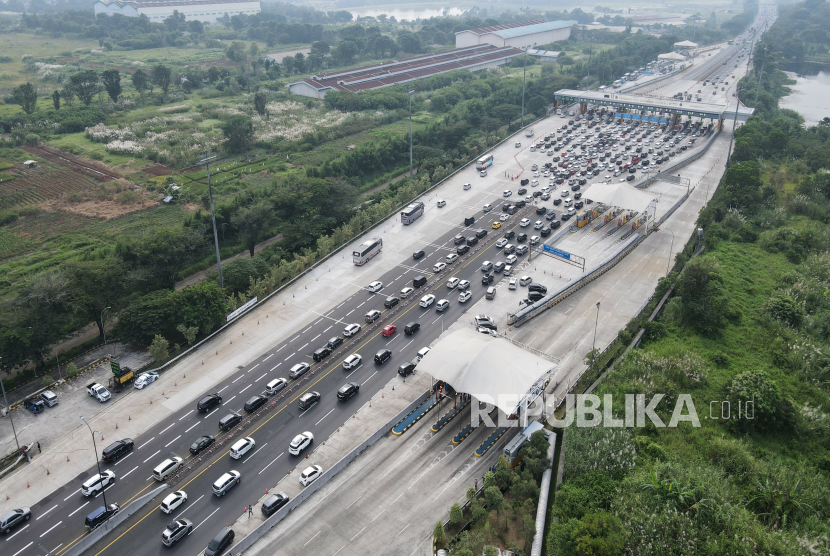 Sejumlah kendaraan pemudik mengurangi laju kendaraannya ketika memasuki Gerbang Tol Cikampek Utama, Jawa Barat, Sabtu (6/4/2024). 