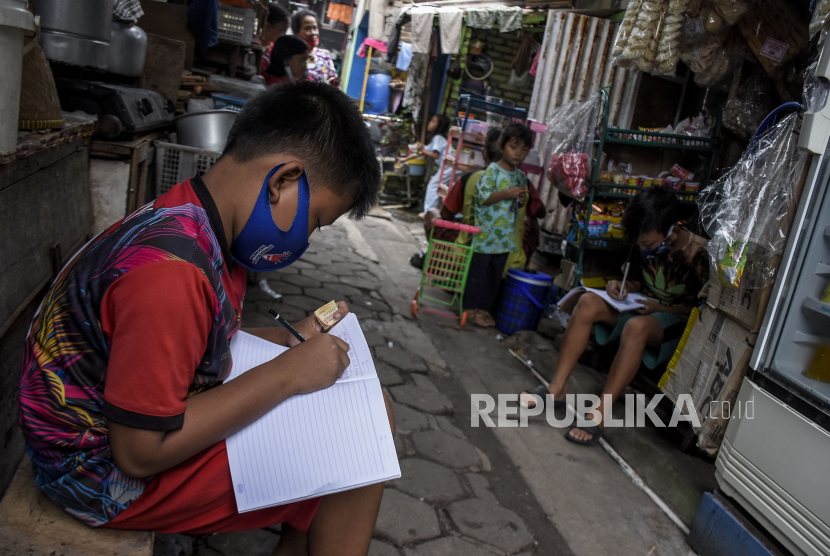 Sejumlah murid SMP mengerjakan tugas yang diberikan oleh relawan saat bimbingan belajar di Jalan Liogenteng, Kecamatan Astanaanyar, Kota Bandung, Selasa (5/1). Pemerintah Kota Bandung akan menunda kebijakan belajar tatap muka dan tetap melanjutkan pembelajaran jarak jauh (PJJ) pada semester genap tahun ajaran 2020-2021 di masa pandemi Covid-19. Kebijakan tersebut dikarenakan kondisi Covid-19 di Kota Bandung yang belum stabil. Foto: Abdan Syakura/Republika