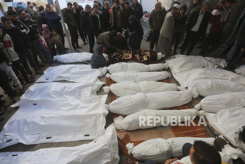 Warga Palestina berduka atas kematian kerabat mereka dalam pemboman Israel di Rafah, Jalur Gaza, Kamis (7/12/2023).