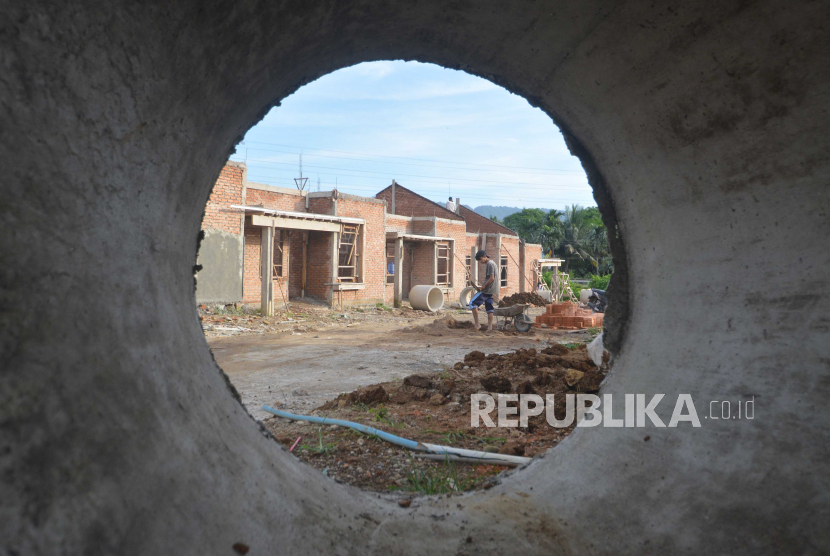 Pekerja melanjutkan pekerjaan pembangunan rumah di kawasan perumahan KPR bersubsidi Ulu Gadut, Padang, Sumatra Barat (ilustrasi). Penyaluran dana FLPP mencapai Rp 64 triliun.