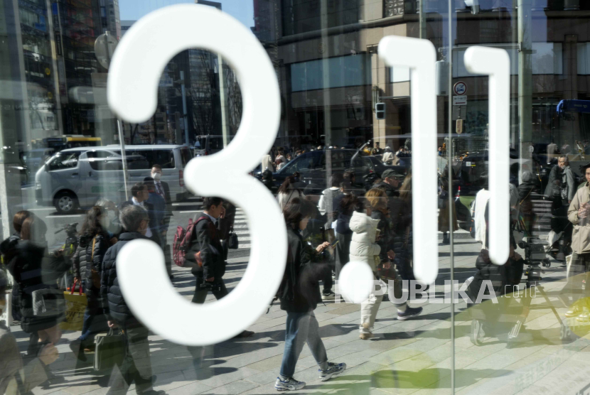 Angka 3.11 yang berarti 11 Maret ditampilkan di sebuah toko sebagai penghormatan tahunan bagi para korban bencana tahun 2011 Senin, (11/3/20240, di Tokyo, Jepang. 
