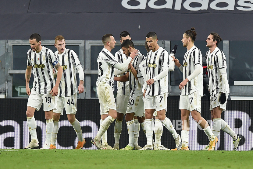Hamza Rafia (tengah) gembira dengan rekan satu tim setelah mencetak gol 3-2 pada babak 16 besar pertandingan sepak bola piala Italia Juventus FC vs Genoa FC di Stadion Allianz di Turin, Italia, 13 Januari 2021.