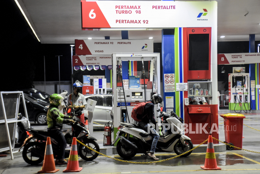 Pengendara mengisi bahan bakar minyak (BBM) secara mandiri (self service) di SPBU Pertamina, Jalan Ir H Juanda, Kota Bandung, Kamis (23/12/2021). Pemerintah dan Pertamina memastikan harga Pertalite tidak naik.