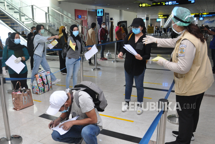 Petugas karantina meminta dokumen kesehatan para pemudik Warga Negara Indonesia (WNI) saat tiba di terminal kedatangan internasional Bandara Kualanamu