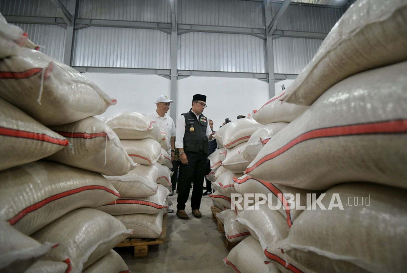 Gubernur Jawa Barat Ridwan Kamil saat meresmikan gedung Pusat Distribusi Provinsi (PDP) yang berada di Jl. Raya Purwakarta-Subang KM 14, Desa Cilandak, Kecamatan Cibatu, Kabupaten Purwakarta, Rabu  (25/1/2023). 