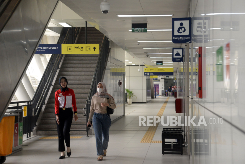 Penumpang memasuki stasiun LRT Dukuh Atas, Jakarta, Ahad (27/8/2023). Menhub Budi Karya mengeklaim alur integrasi LRT telah berjalan dengan baik.