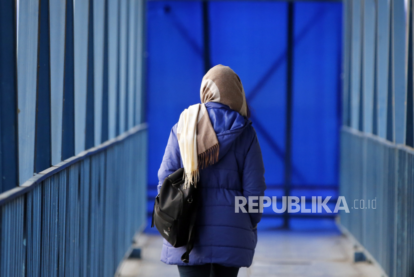 Seorang wanita berjalan di jembatan penyeberangan orang di Teheran, Iran, 10 Januari 2023. Hari Hijab Sedunia, Ada untuk Akhiri Prasangka Terhadap Islam