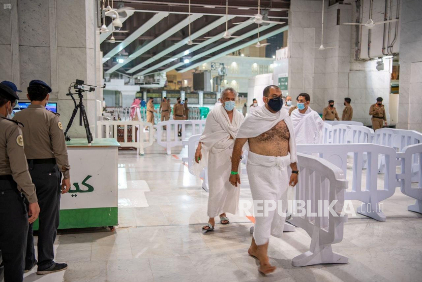 Arab Saudi Mempersiapkan Umroh untuk Jamaah Asing. Kelompok pertama umat muslim melakukan ibadah umroh dengan penerapan protokol kesehatan yang ketat di Masjidil Haram, Mekah, Arab Saudi, Sabtu (3/10).