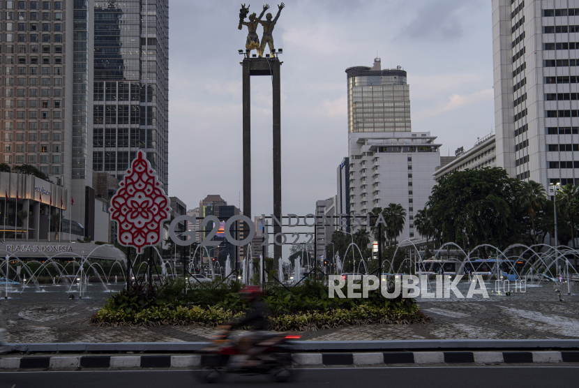 Pengendara motor melintas di depan logo Presidensi G20 Indonesia 2022 di Bundaran HI, Jakarta. Menurut Ketua Umum Kadin Indonesia Arsjad Rasjid yang juga Penanggung Jawab Presidensi B20, forum B20 Indonesia 2022 mengambil tema Kemajuan Inovatif, Inklusif dan Pertumbuhan Kolaboratif yang sejalan dengan G20. 
