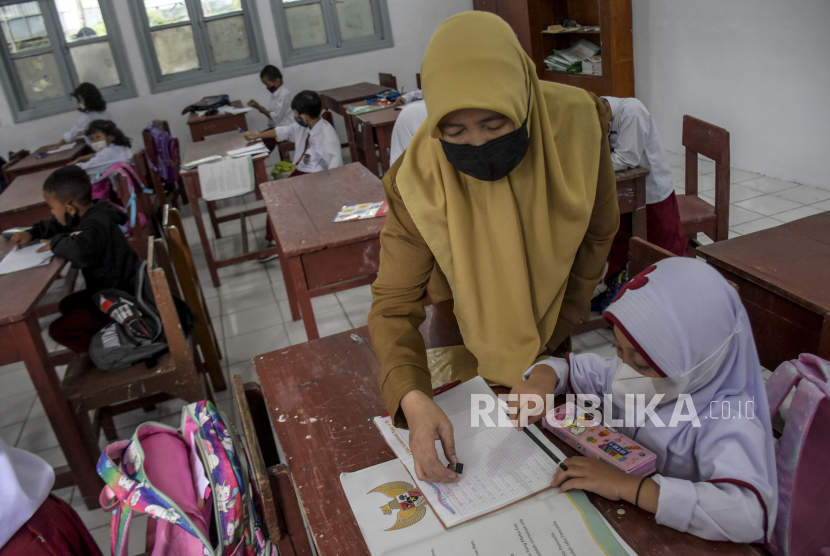 Sejumlah pelajar mengikuti pembelajaran tatap muka terbatas (PTMT) di SDN 065 Cihampelas, Jalan Cihampelas, Kota Bandung, Selasa (7/12). Pemerintah Kota Bandung melalui Dinas Pendidikan Kota Bandung menyatakan, sebanyak 778 sekolah siap menggelar pembelajaran tatap muka terbatas (PTMT) gelombang ketiga dan sedang menunggu hasil verifikasi. Foto: Republika/Abdan Syakura