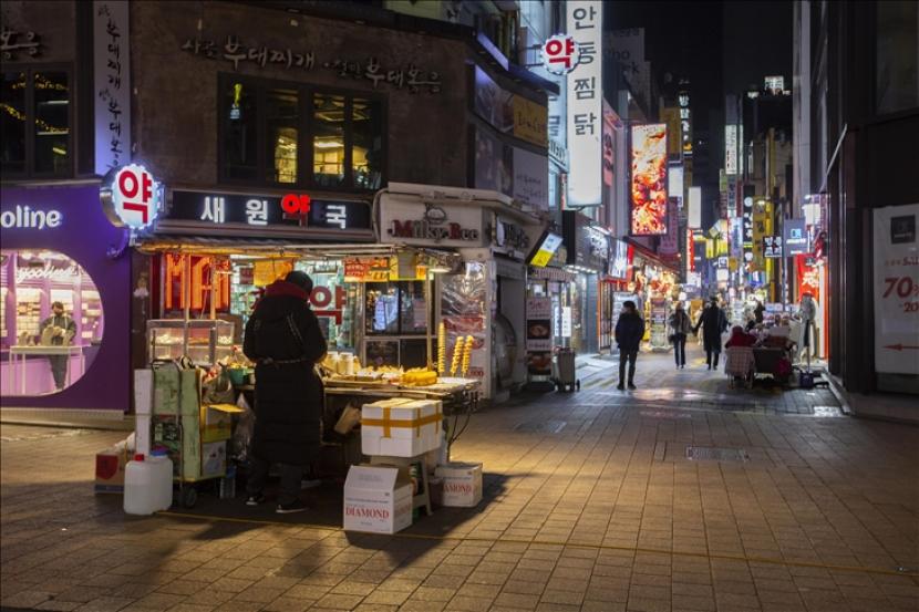 Korea Selatan pada Rabu (28/7) melaporkan 1.896 kasus baru, penambahan kasus harian tertinggi sejak pandemi Covid-19 melanda negara itu pada Januari 2020.