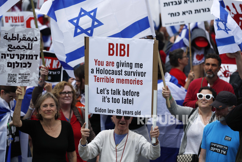  Para pengunjuk rasa berkumpul di luar Knesset menjelang protes massal di Yerusalem, Israel,  27 Maret 2023. 