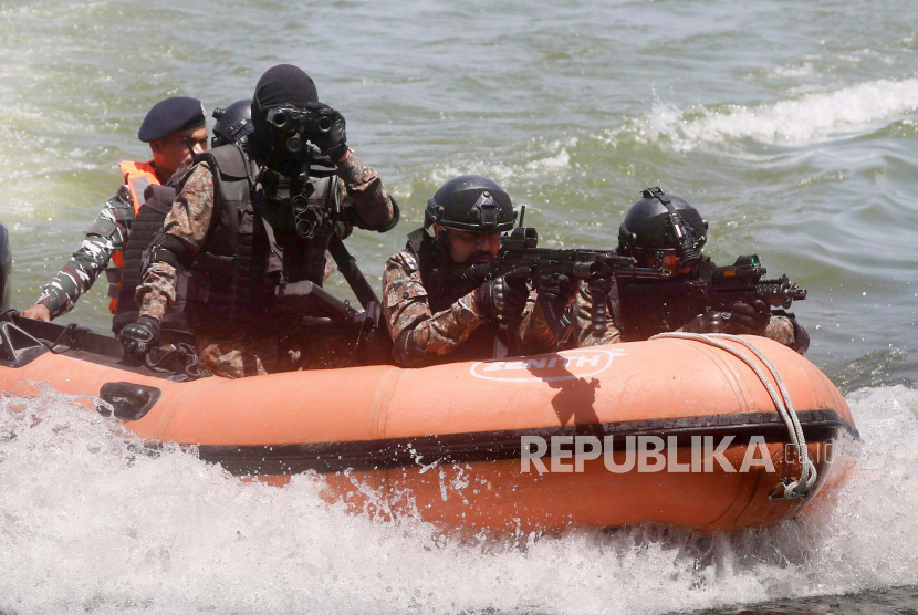 Paramiliter India melakukan latihan pengamanan di perairan Dal Lake menjelang pertemuan G20 di Srinagar, Kashmir, Sabtu (20/5/2023). 