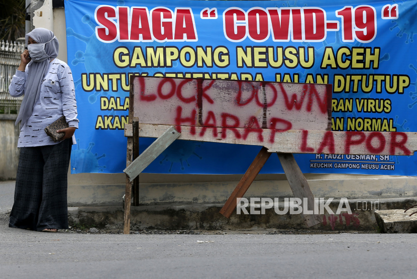Tanda karantina wilayah mandiri atau penutupan jalan akses masuk ke permukiman penduduk di Banda Aceh, Aceh, Sabtu (4/4). Aksi karantina wilayah mandiri Gampong (Desa) di Banda Aceh masih berlanjut sebagai upaya untuk mencegah penularan dan penyebaran virus Corona (COVID-19)
