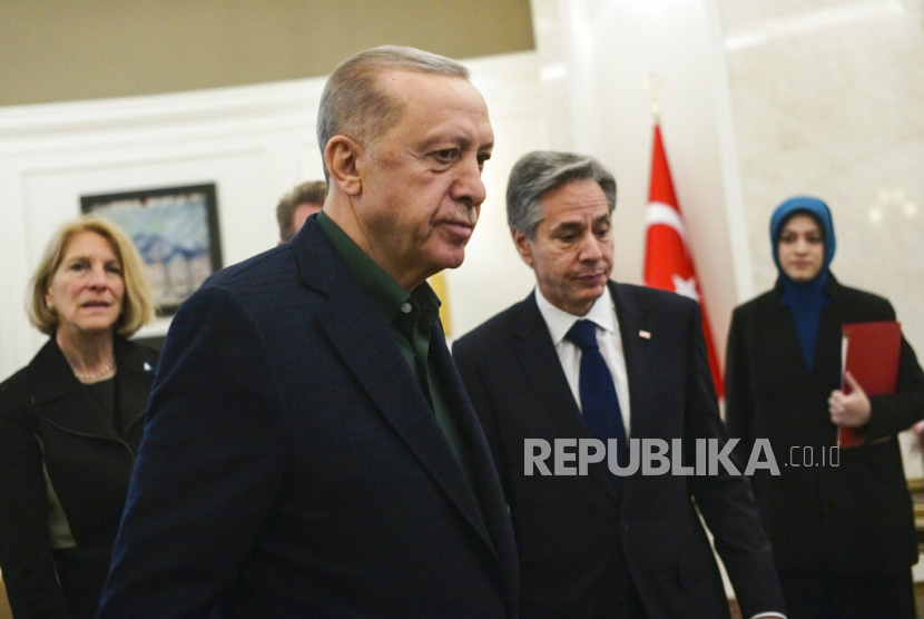 Turkish President Recep Tayyip Erdogan, left, talks to U.S. Secretary of State Antony Blinken during their meeting at Esenboga airport in Ankara, Turkey, Monday, Feb. 20, 2023.