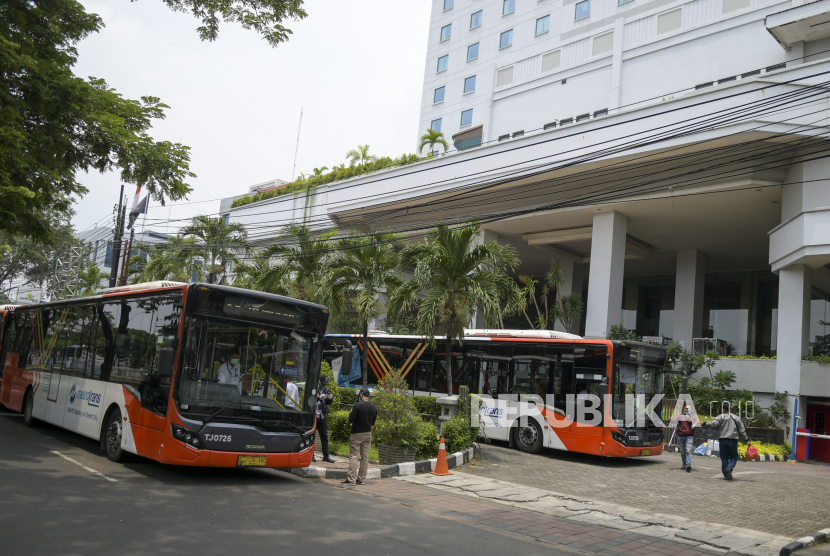 Petugas menyiapkan bus Transjakarta untuk petugas medis yang menginap di Hotel Grand Cempaka Bisnis, Jakarta. Pemerintah Provinsi DKI Jakarta menyediakan hotel sebagai lokasi isolasi terpadu para atlet DKI Jakarta yang usai berlaga di PON XX Papua. (ilustrasi)
