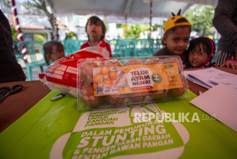 Sejumlah anak memperhatikan paket telur dan daging ayam saat penyaluran bantuan pangan penanganan stunting di Indramayu, Jawa Barat, Selasa (30/4/2024). 