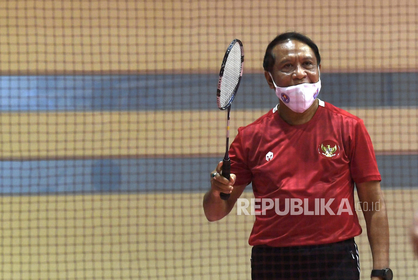 Menteri Pemuda dan Olahraga Zainudin Amali bermain bulu tangkis usai meninjau calon kantor panitia penyelenggara Piala Dunia U-20 2021 (INAFOC) di GBK Arena, Senayan, Jakarta, Jumat (10/7/2020). INAFOC akan berkantor di GBK Arena selama persiapan hingga penyelenggaraan Piala Dunia U-20 2021 pada 20 Mei sampai 11 Juni mendatang. 